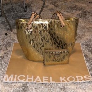 MICHAEL KORS Gold Purse with Wallet.